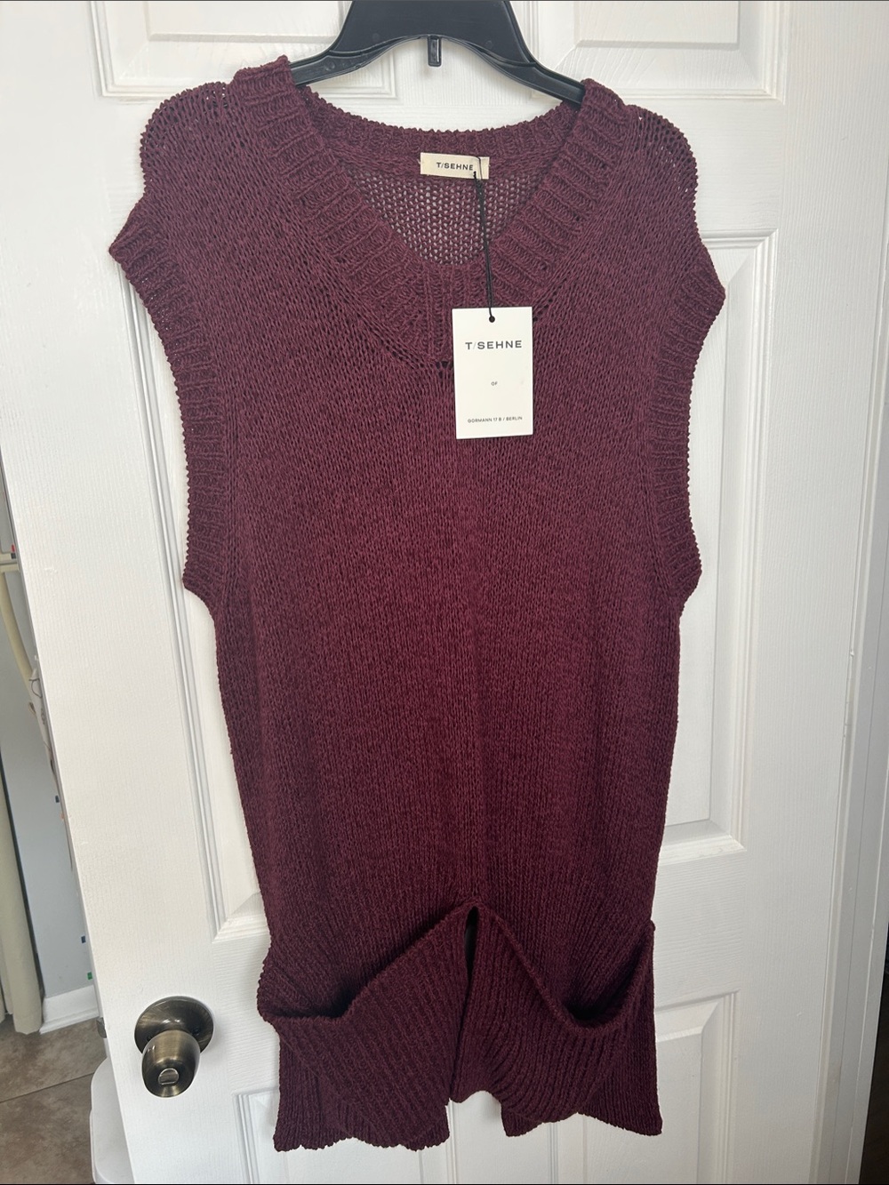 T/SEHNE - Knit v-neck sweater vest - Burgundy